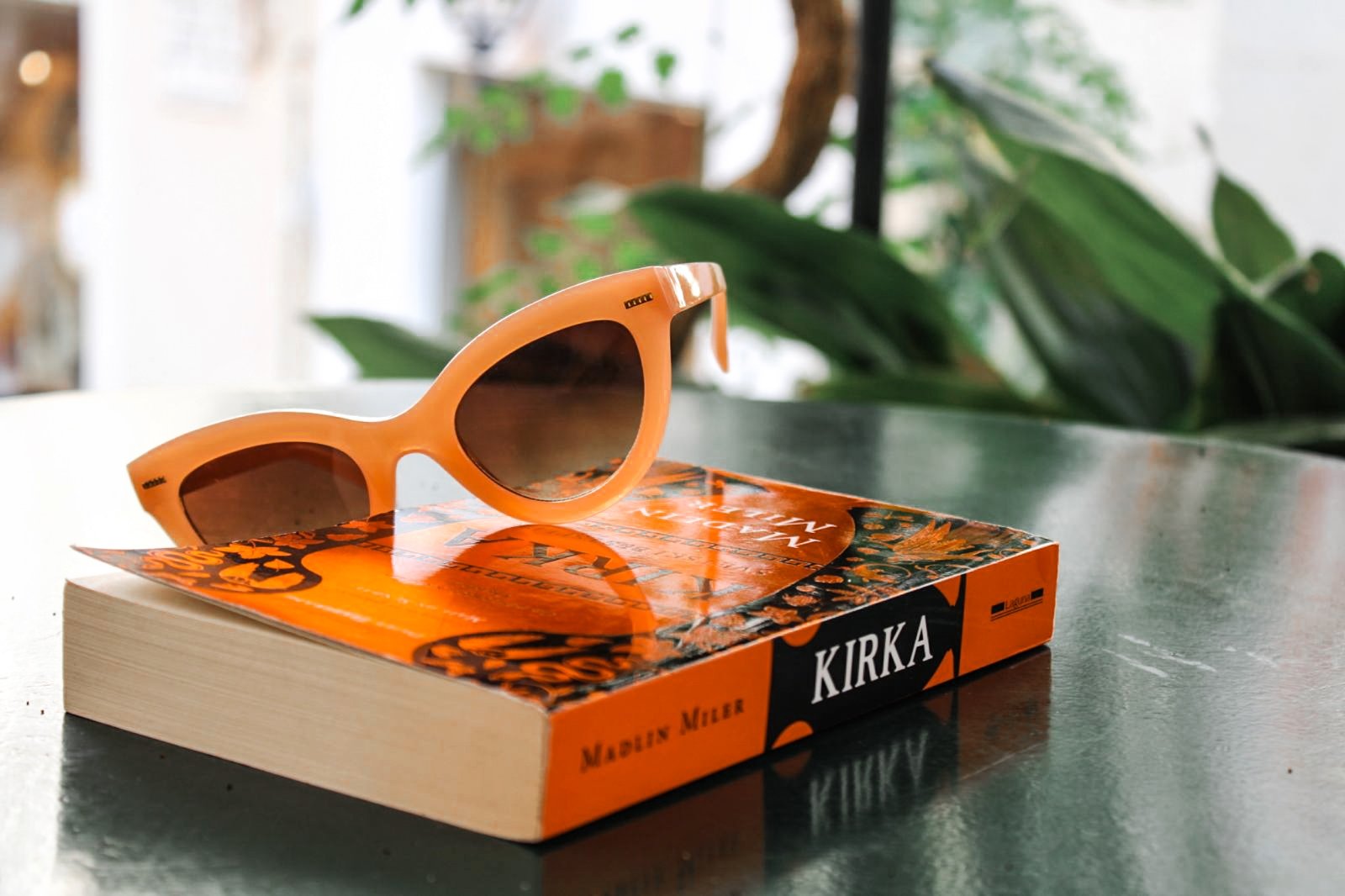 ZAŠTO MI JE ČITANJE KNJIGE O BOGINJI SA SMRTNIČKIM GLASOM BILO PREDOSADNO?